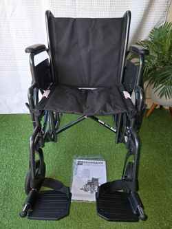 Medline Comfortable Folding Wheelchair with Swing-Back Desk-Length Arms and Swing-Away Footrests,  silla de ruedas
