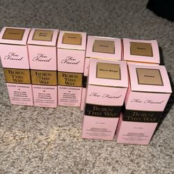 Too Faced, born this way 