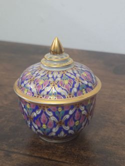 Thai hand-painted Benjarong porcelain lidded jar or trinket box