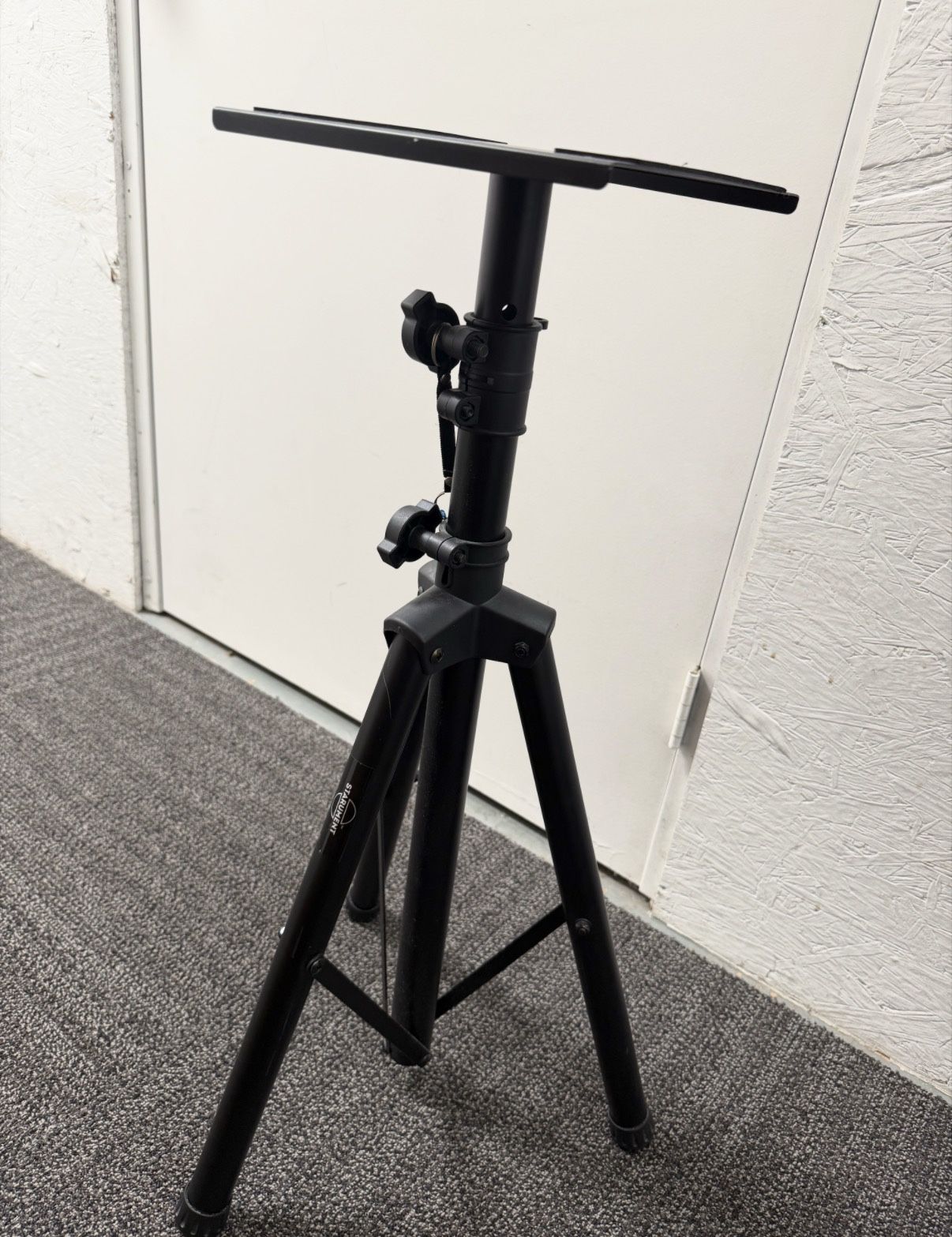 Heavy-Duty Scoreboard Tripod Stand