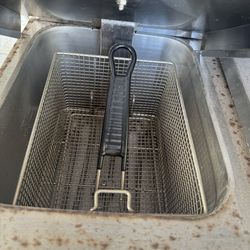 Professional Avantco deep fryer