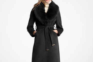Women's coat with detachable fur collar