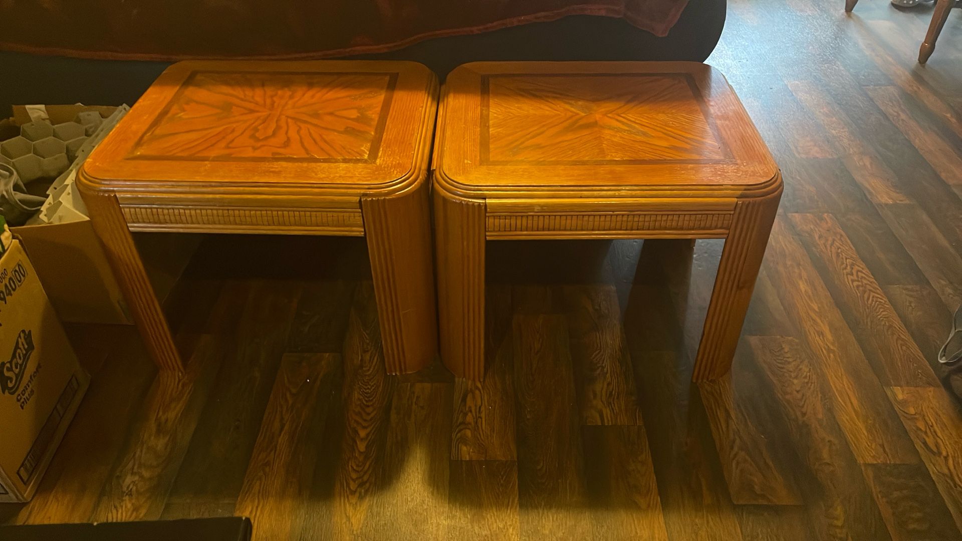 Set of two end tables