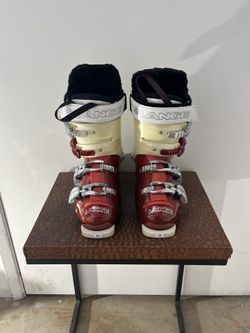 NEW - NEVER USED WOMEN'S-GIRLS SIZE 6 LANGE SKI BOOTS - EXCELLENT!