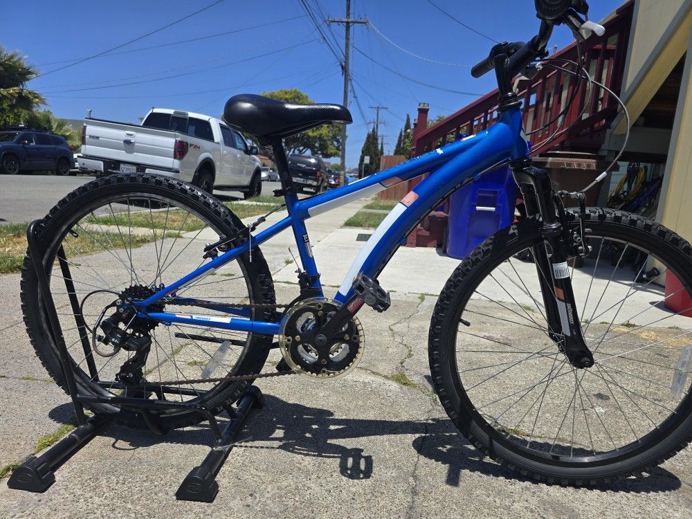 Diamondback Mountain Bike 24
Great Condition Ready to Ride 