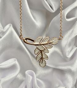 Gorgeous Brand New Leaf Necklace Plated in 18K Rose Gold and Platinum Bond
