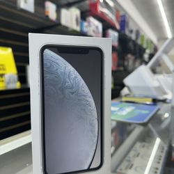 i Phone XR 128GB Unlocked almost new & warranty 