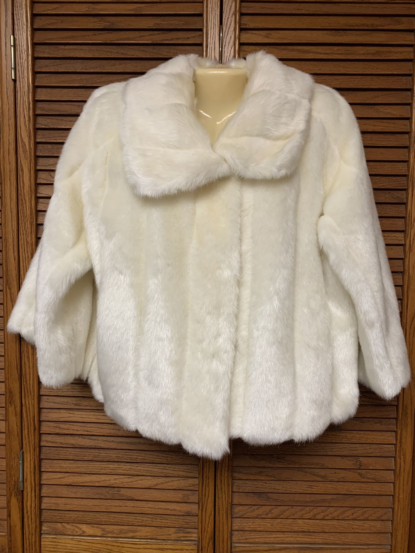 Adrienne Landau M / L Women’s White Faux Fur Jacket NEW WITH TAGS