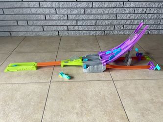 Discontinued Hot Wheels Split Speeders Blade Raid track set With Shark Tearor Split Car