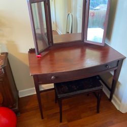 Vintage Vanity With Mirror 