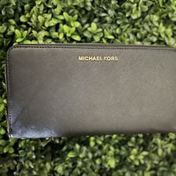 Michael Kors Large Jet Set Travel Wallet  