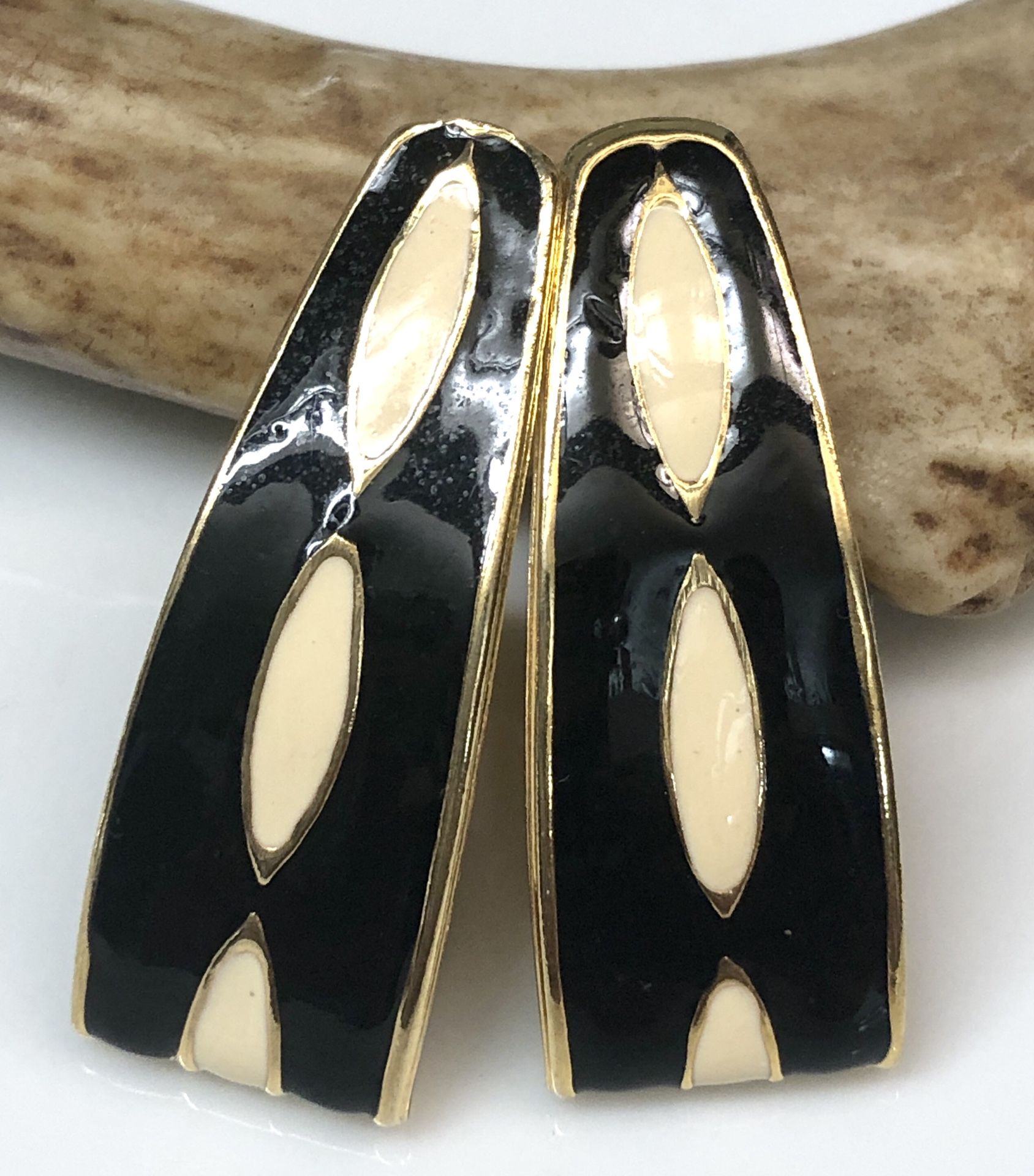 1980’s Cream & Black Enamel Gold Tone Metal Earrings