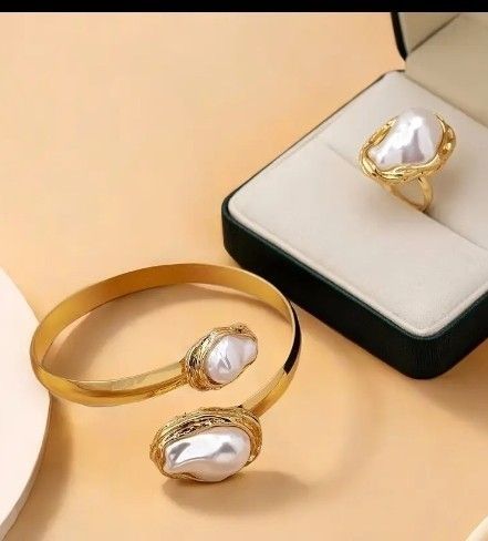 BEAUTIFUL BRACELET & RING SET ( ADJUSTABLE RINGS ) ♥️ PRICE HAS BEEN REDUCED!!