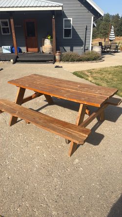 Picnic table ￼