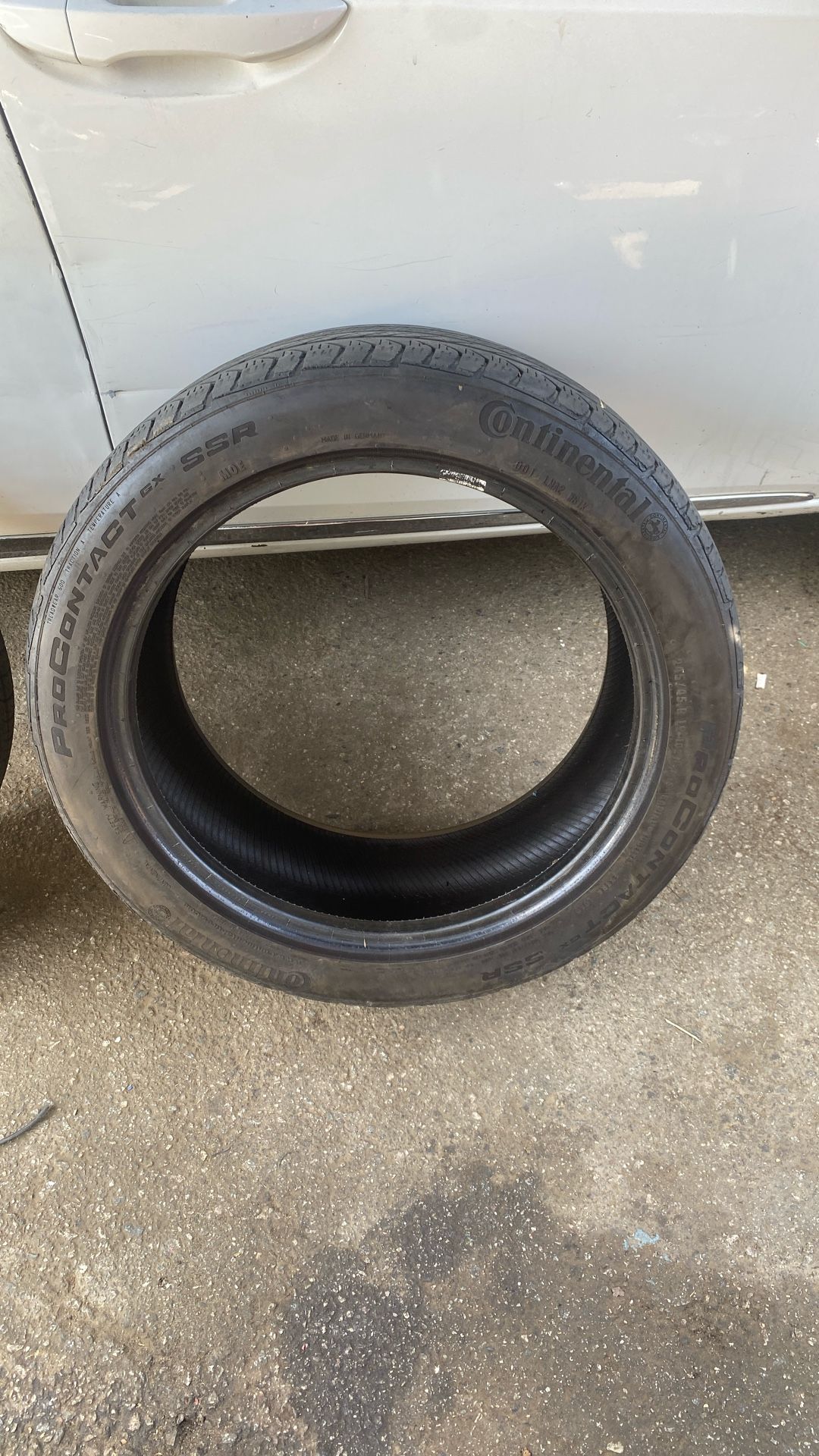 245/45/19 Tire