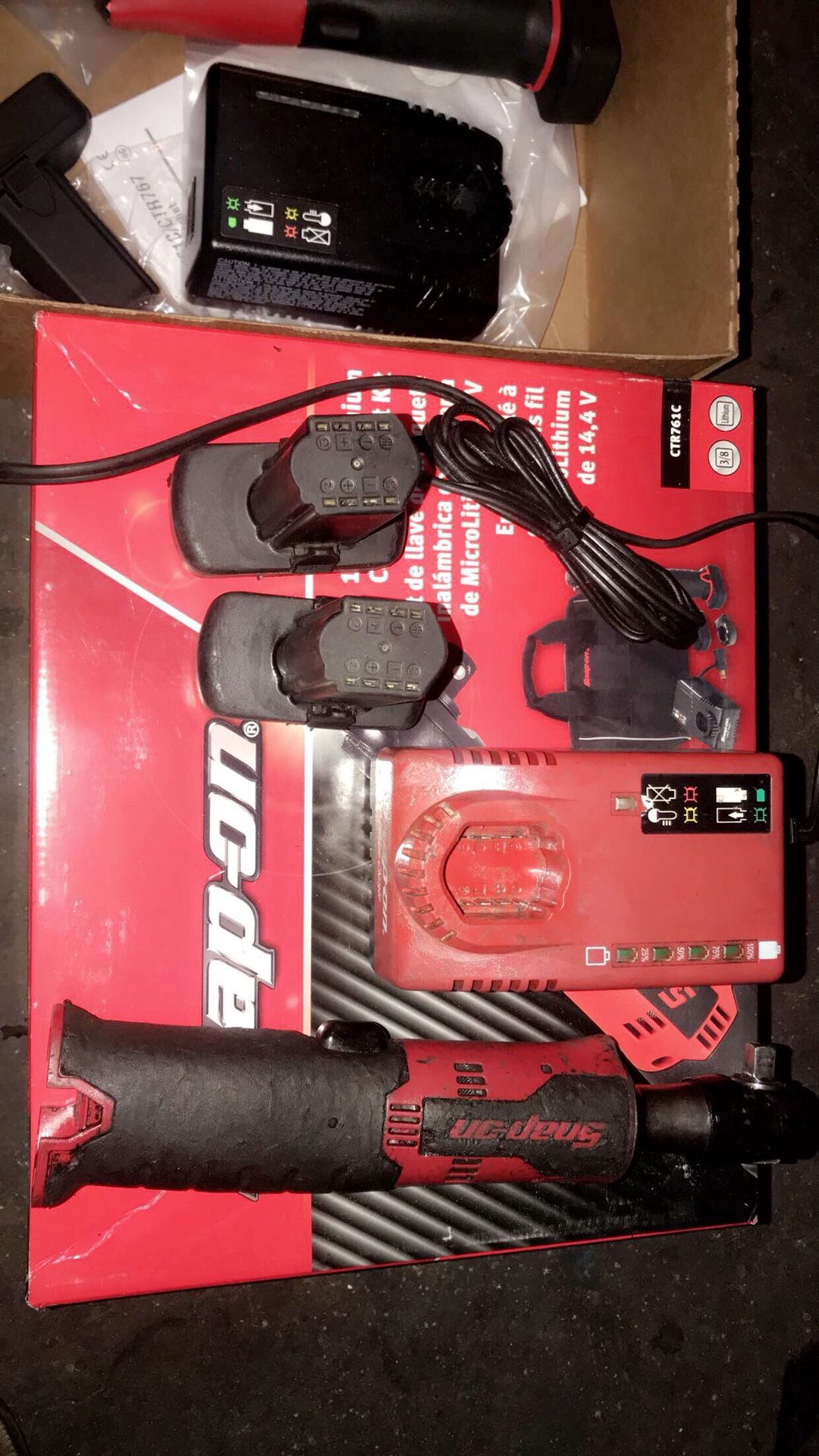 Matraca snap on .. usqda pero jala al 100 con su cargador y dos baterĂas