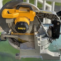 DEWALT DWS715 15 Amp 12 in. Electric Double Bevel Compound Miter Saw 