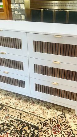 Modern White 6-Drawer Dresser with Wood Slats