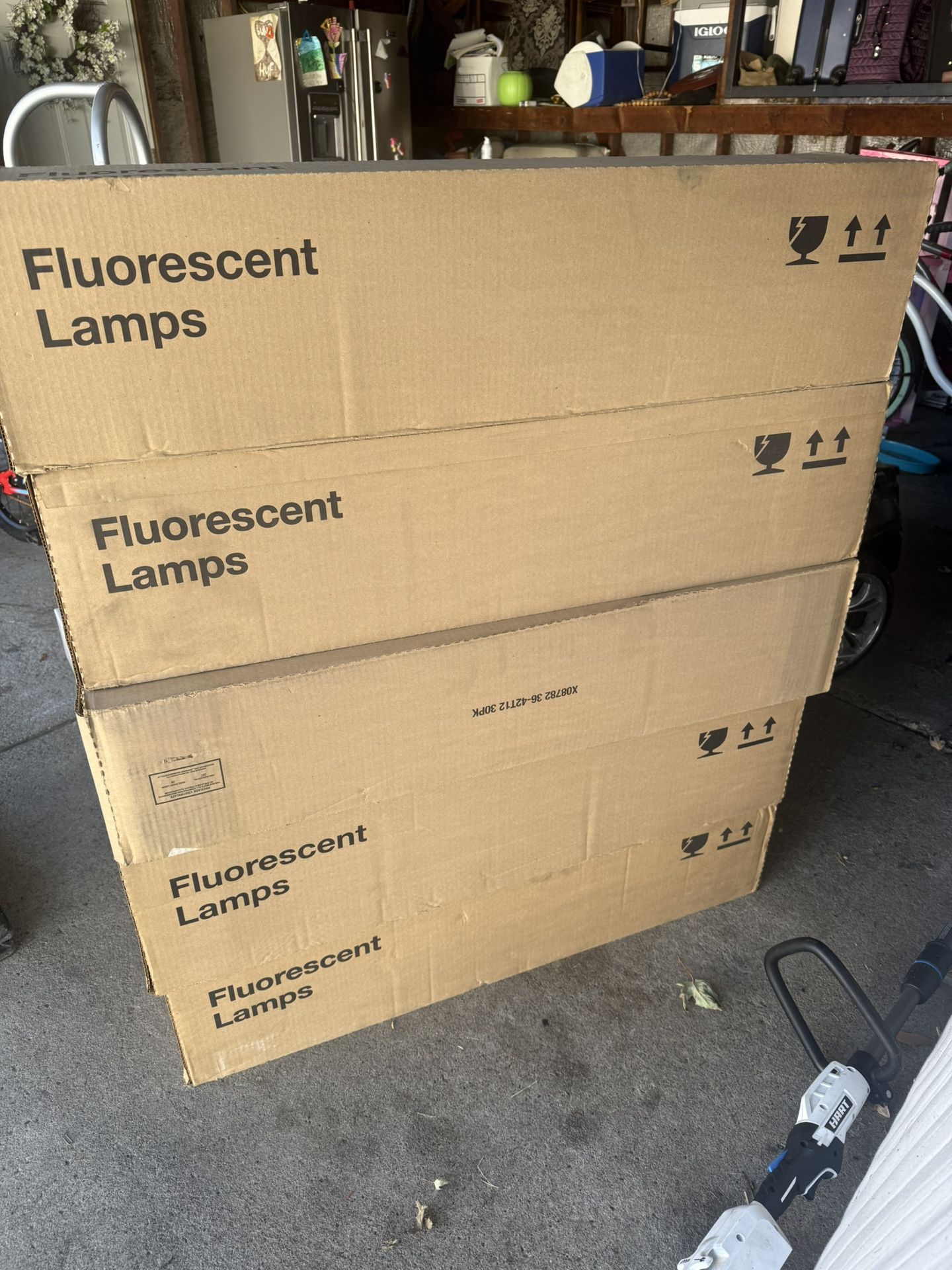 boxed quantity of Philips “F42T12/CW/HO” high-output T12