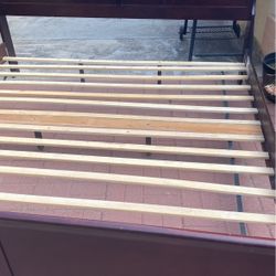 Cama King Size  $80.00  No Colchones 