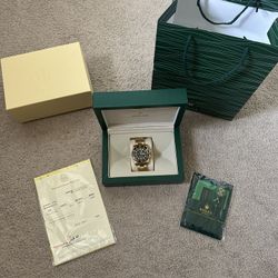 Submariner Date 18kt yellow golden watch with a black dial and bezel.