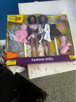 New-in-box fashion doll set includes two dolls with four additional outfits and various accessories