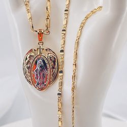 Virgen de Guadalupe y cadena chapado en oró Rosa/Virgin of Guadalupe and chain rose gold plated