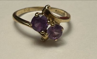 Stunning 10K yellow gold genuine amethyst ring size 5.5