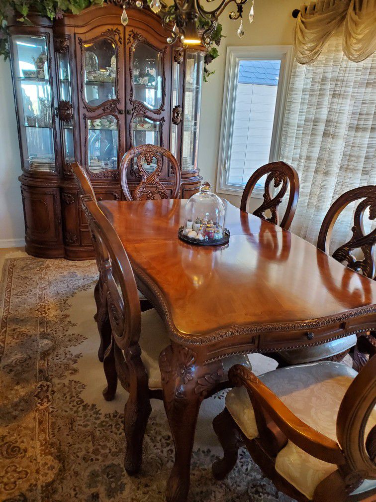 Beautiful Formal Dining Table And Hutch. The Hutch Comes In 2 Pieces For Easy Hauling. 
