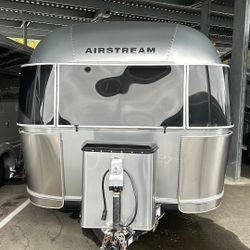 2018 Airstream Flying Cloud- 28 Foot Rear Queen 