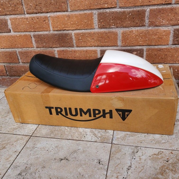 TRIUMPH THRUXTON 900 REAR SEAT & COWL COVER