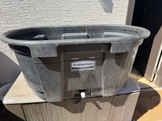 Rubbermaid 100 Gallon Stock Tank