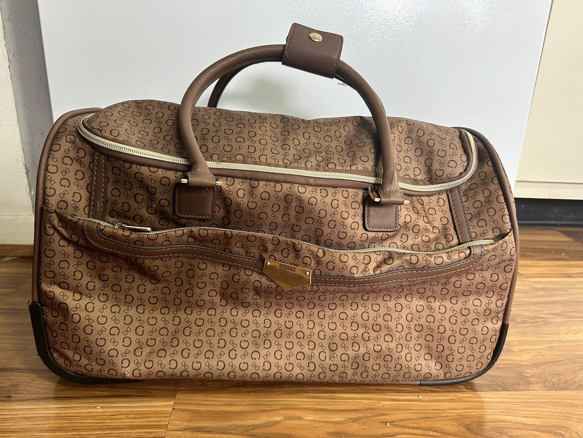 GUESS KINNEY TRAVEL DUFFLE ROLLING