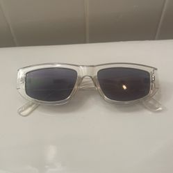 Sunglasses comes with Pouche