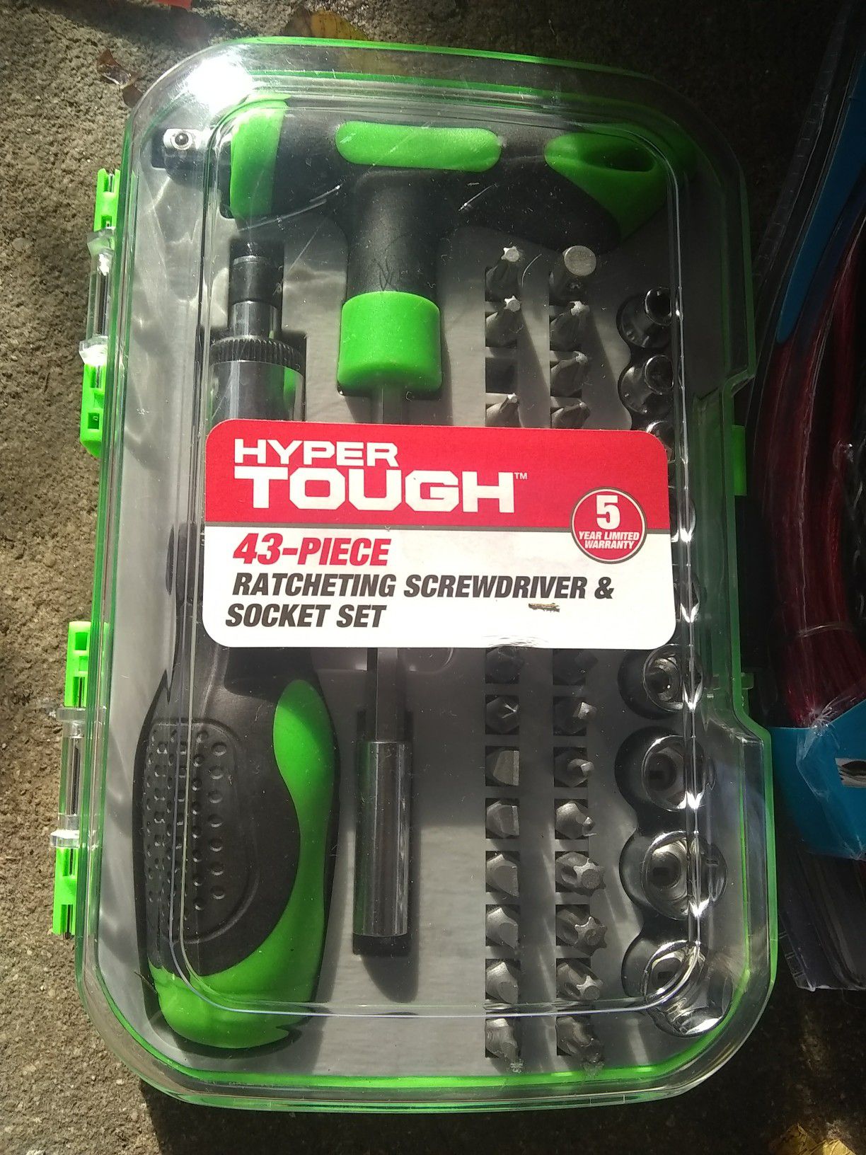 Screwdriver wrench set