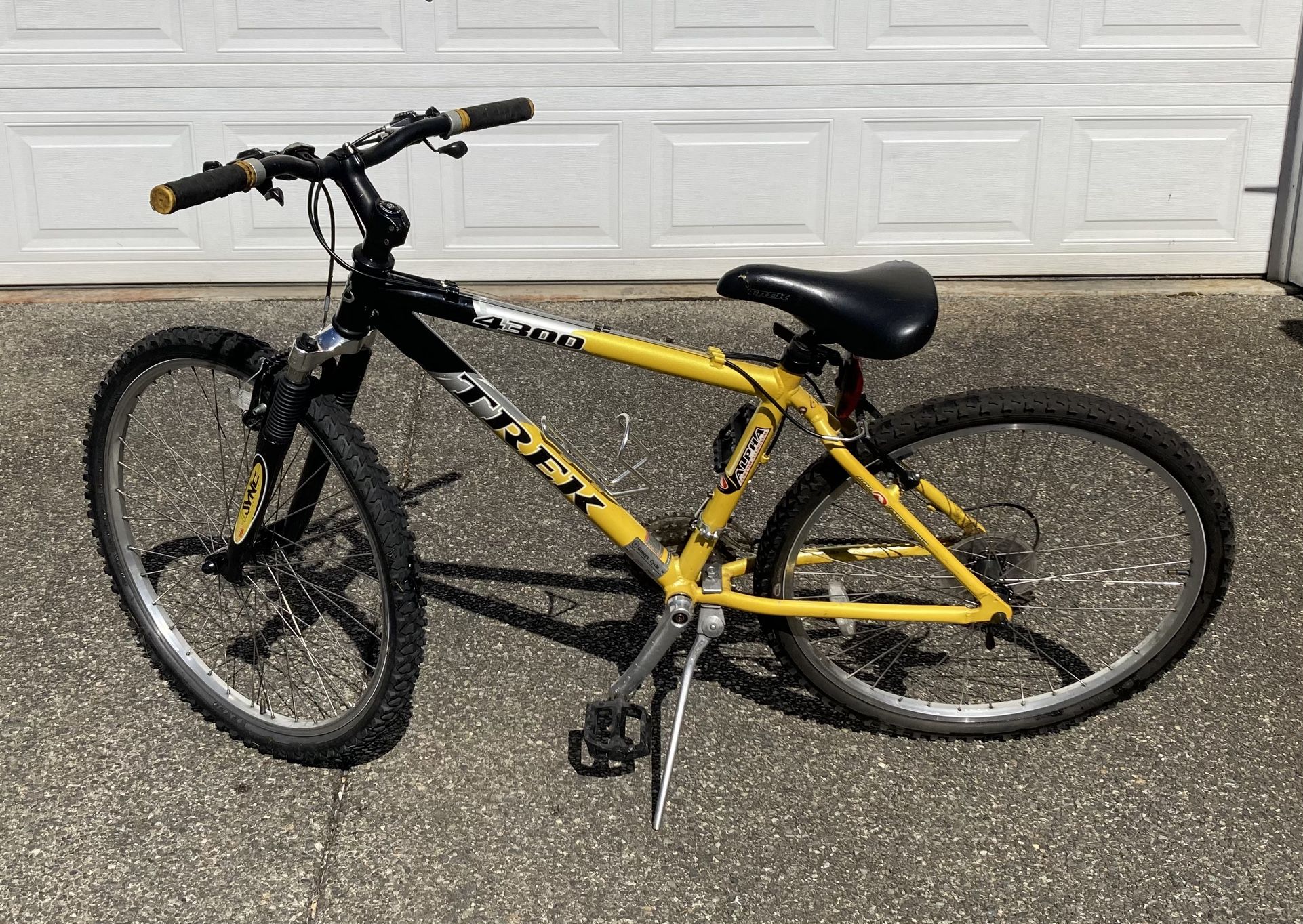 Trek 4300 26” mountain bike bicycle Works great