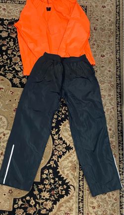 Brand new rain suit 2 pec last pec size M they have may pockets on pant.