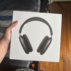 Apple AirPods Max (Black) – Brand New, Never Worn