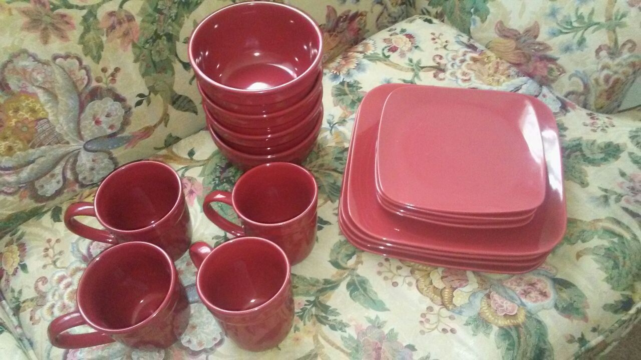Set of 4 dishes set brand new only asking $25 OBO would like gone ASAP