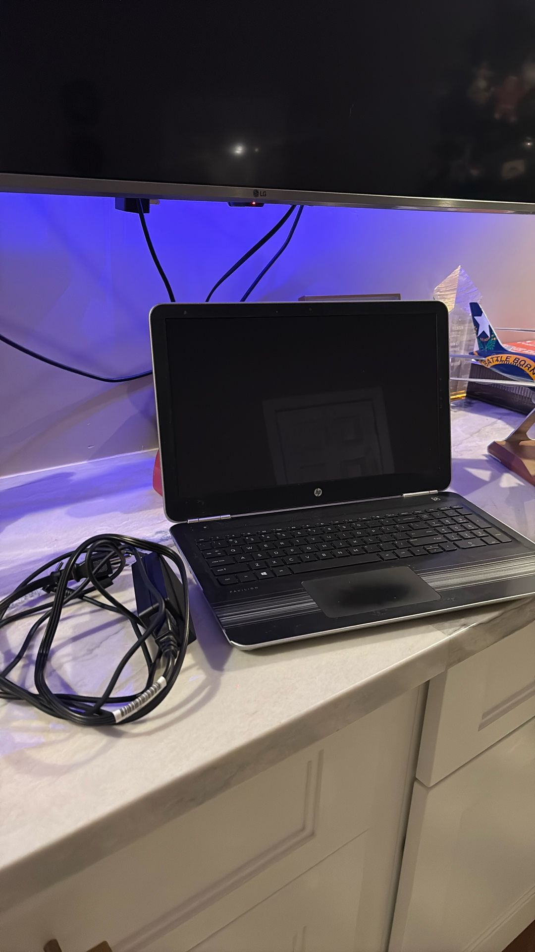 HP Pavilion Notebook 15-au123cl (500gb , HDD 8gb Memory, Intel I5)