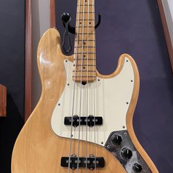 Natural 2000 American Jazz Bass With Maple Fretboard