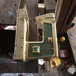 Singer Sewing Machine 