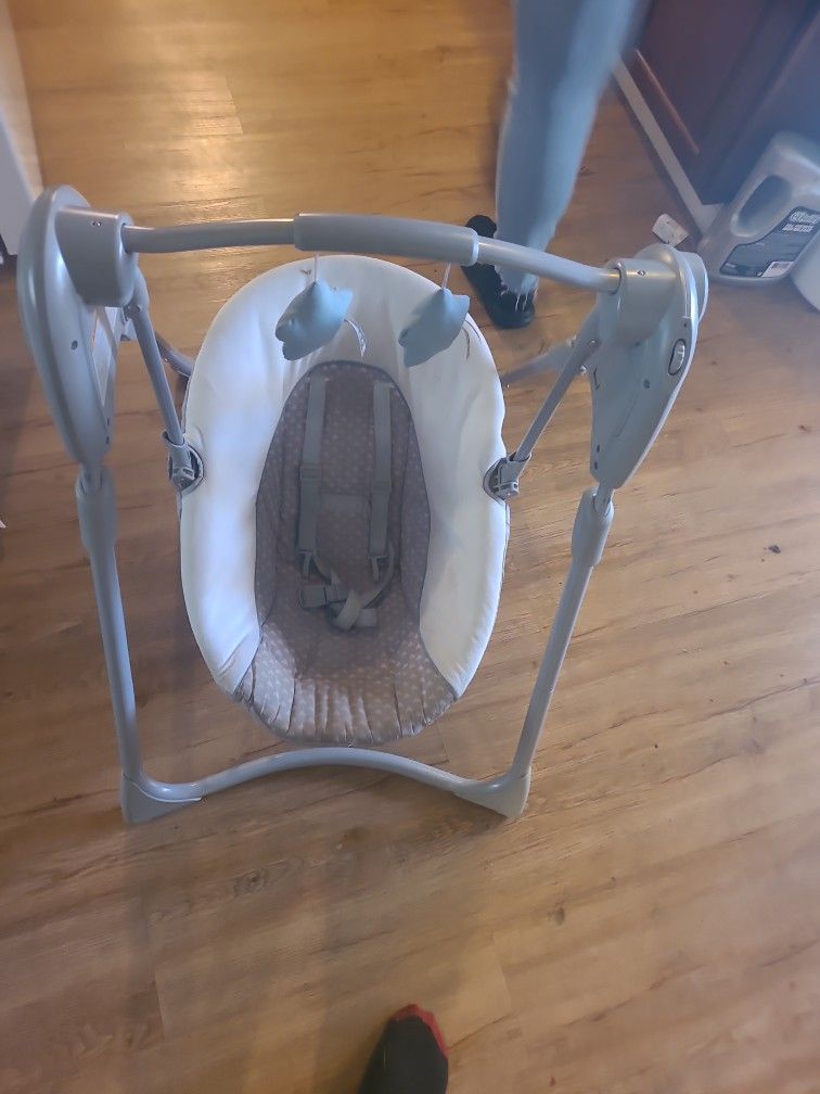 3 Swings CAR SEAT WITH BASE  AN A BABY BED ALL TOGTHER