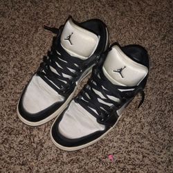 Jordan 1s Retro Black And white 