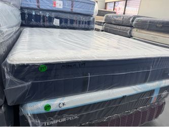 KING SIZE STEARNS & FOSTER (MEDIUM) EURO PILLOW TOP MATTRESS & BOX SPRINGS BED SET