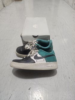 Nike
Air Force 1 LV8 GS...Size 4