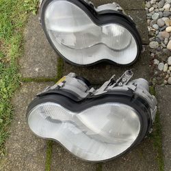 Headlight for Mercedes C320. 