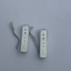 Wii Remote Controllers – White w/ Wrist Straps