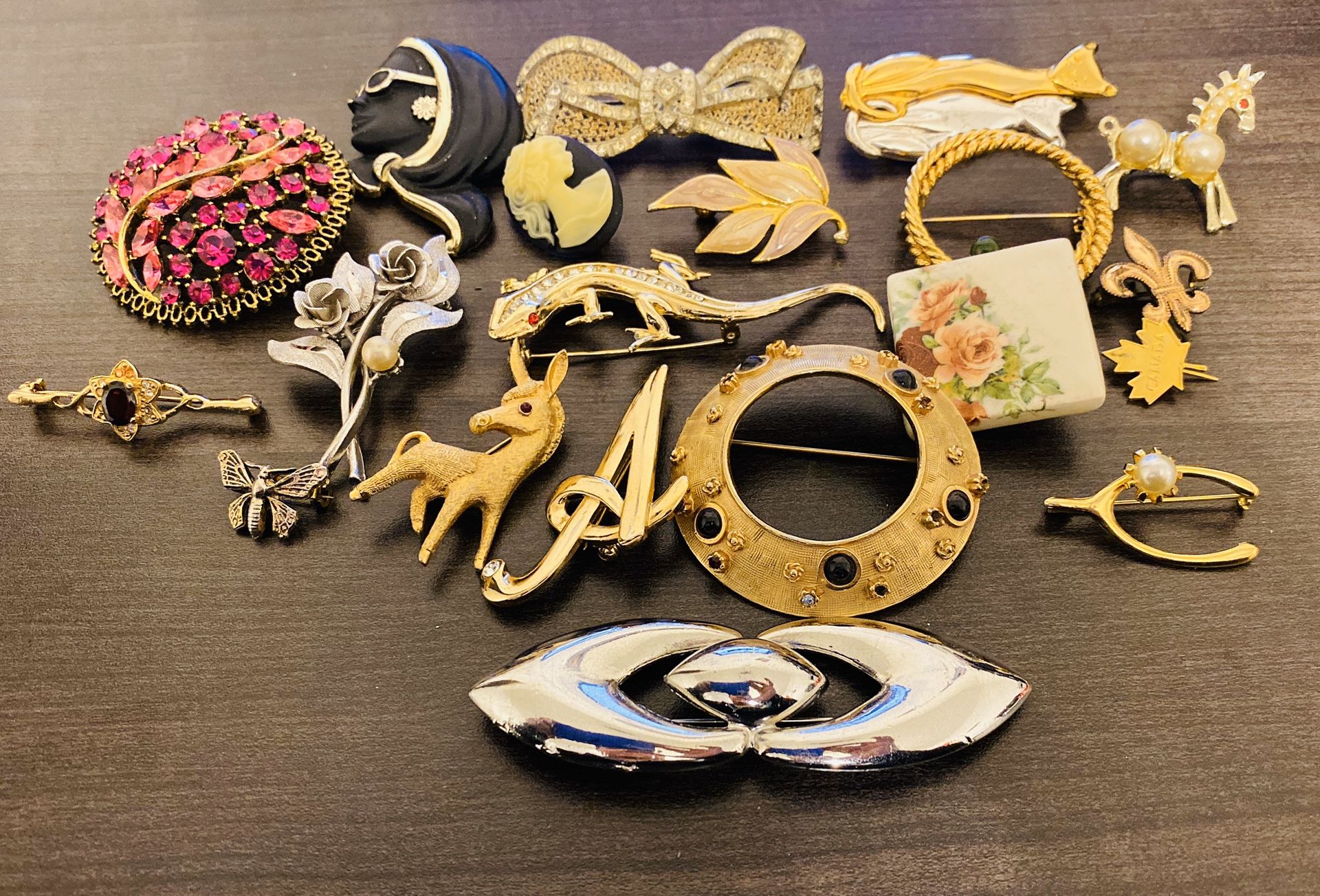 20 brooches lot