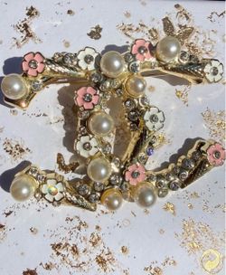 Pin brooch Very beautiful